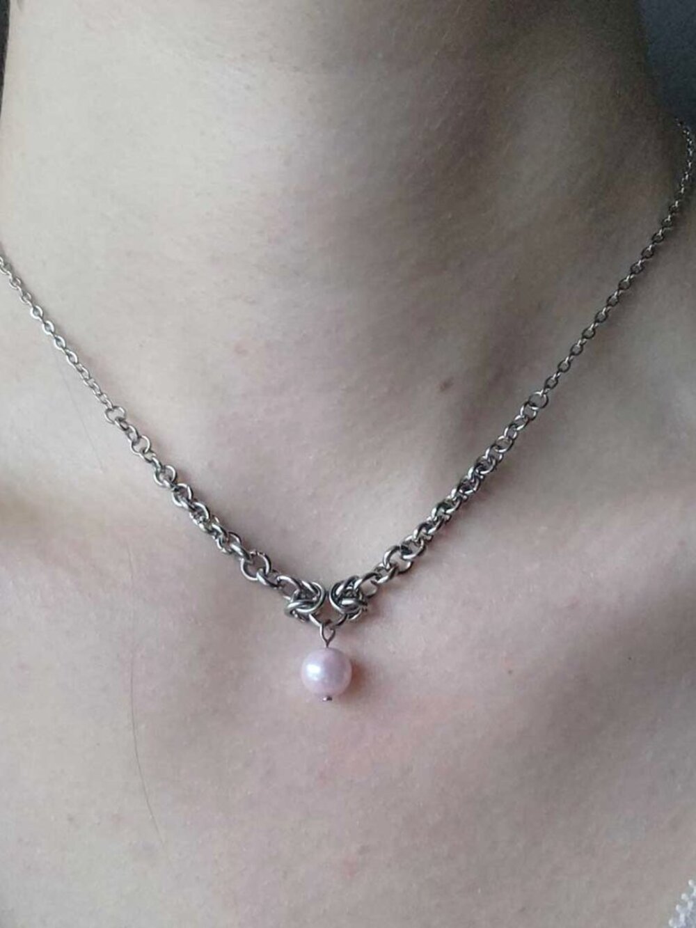 Vintage dainty pink pearl and silver necklace - Picture 2 of 10